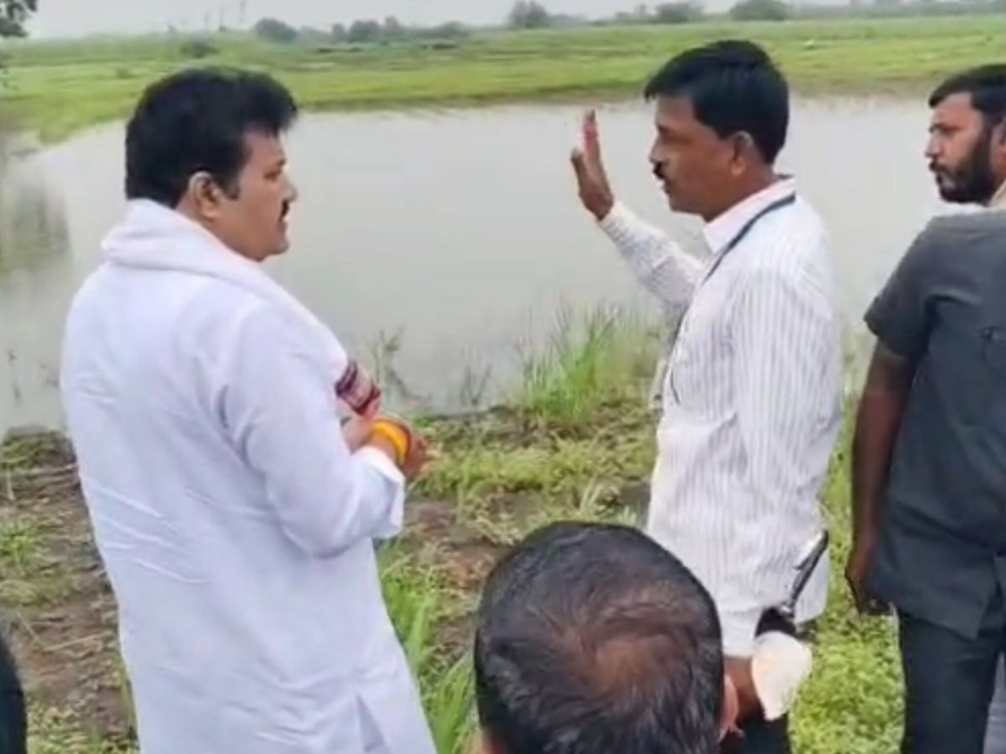 Maharashtra Flood : शेतकऱ्यांच्या अश्रूंपेक्षा मंत्र्यांच्या बुटांला चिखल न लागण्याची काळजी! पाहणी दौऱ्यांवर संताप