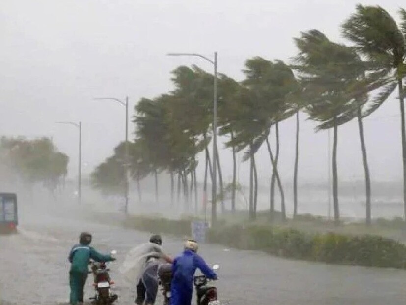 विदर्भ आणि मराठवाड्यातील काही भागांमध्ये आज अतिवृष्टीसारखा पाऊस होण्याची शक्यता आहे. त्यामुळे शेतकऱ्यांना काळजी घेण्याचं आवाहन केलं आहे. राज्यातील अनेक भागांना अवकाळी पावसाचा फटका बसला आहे. रत्नागिरी, जळगाव, भंडाऱ्यात मोठं नुकसान झालं आहे. पिक काढल्यानंतर पाऊस आल्यानं शेतात काढून ठेवलेलं पिक पाण्याखाली गेलं आहे. 
