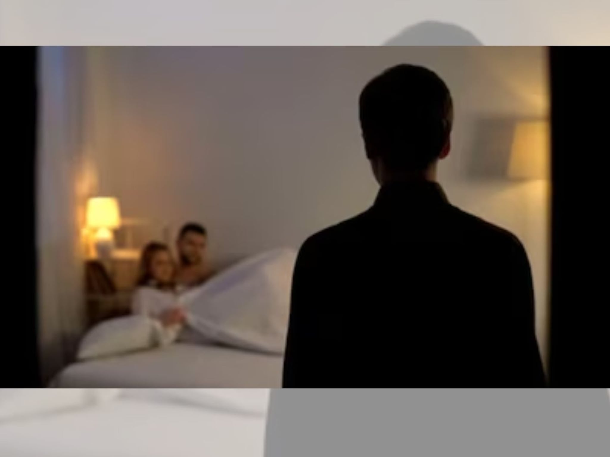 हॉटेल रुमवर पत्नीला रंगेहात पकडले, पतीने केला व्हिडिओ शूट; व्हायरल Clipची देशभरात चर्चा