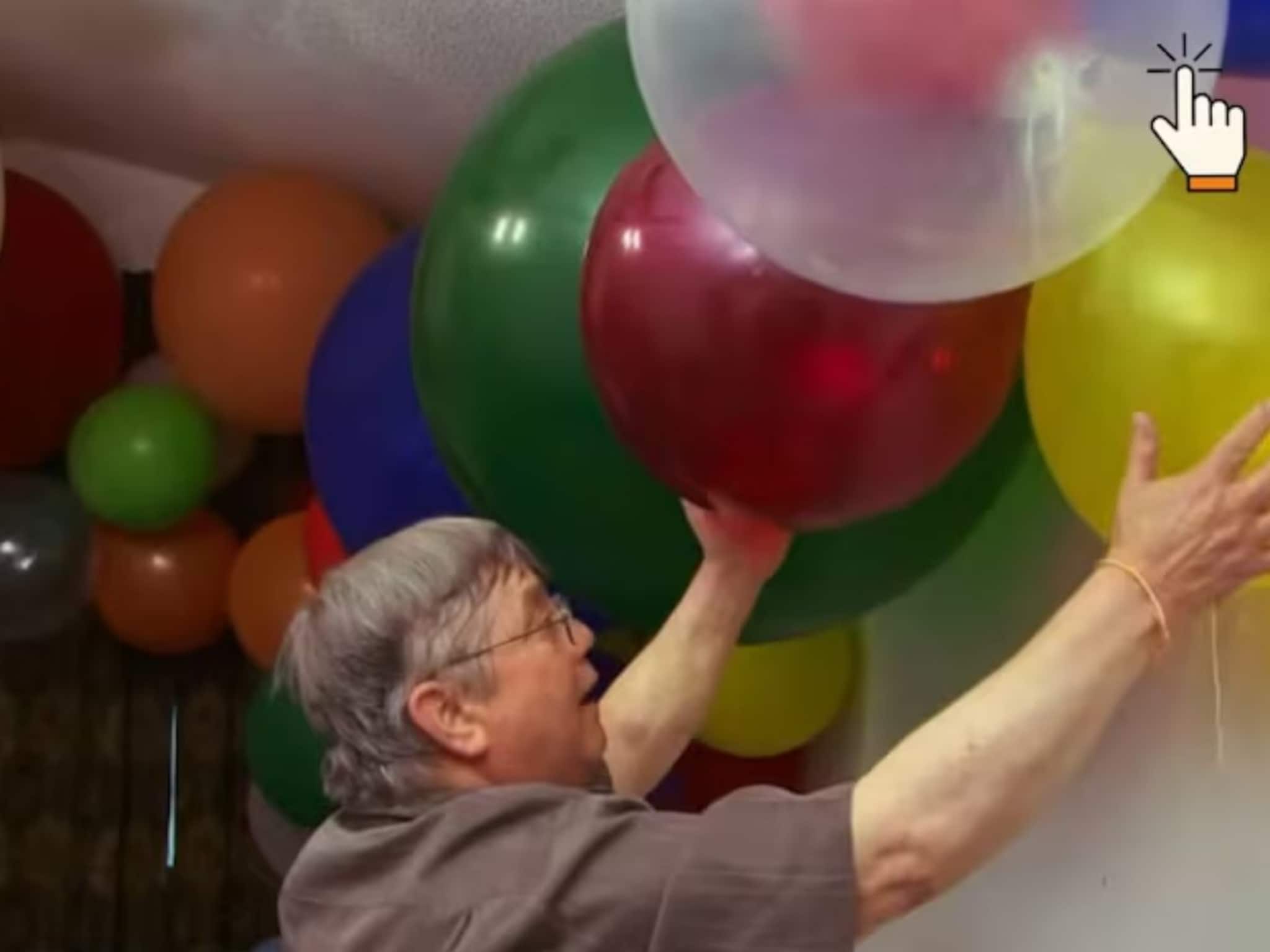 अजबच आहे राव! 75 वर्षांचे आजोबा, बायकोला सोडून फुग्याच्या प्रेमात, बंद खोलीत रोमान्सही करतात