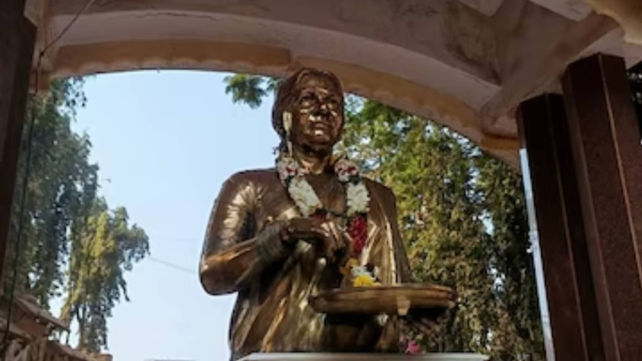 Meenatai Thackeray : मीनाताई ठाकरे यांच्या पुतळ्याच्या विटंबनेचा प्रयत्न? दादरमध्ये तणाव! शिवसैनिक घटनास्थळी दाखल