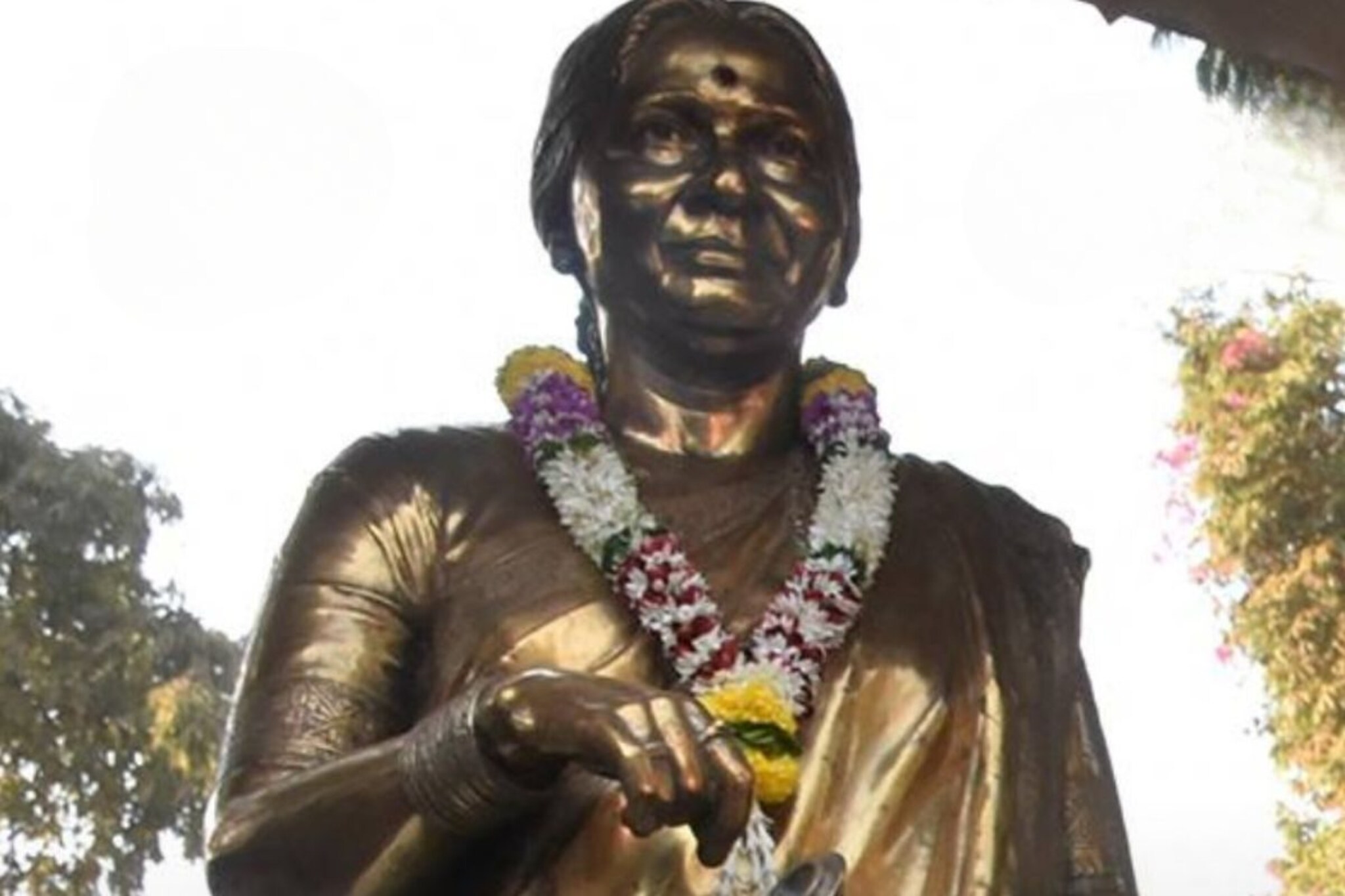 मीनाताई ठाकरेंच्या पुतळ्यावर रंगफेक प्रकरणात एक जण ताब्यात, तपासाला वेग