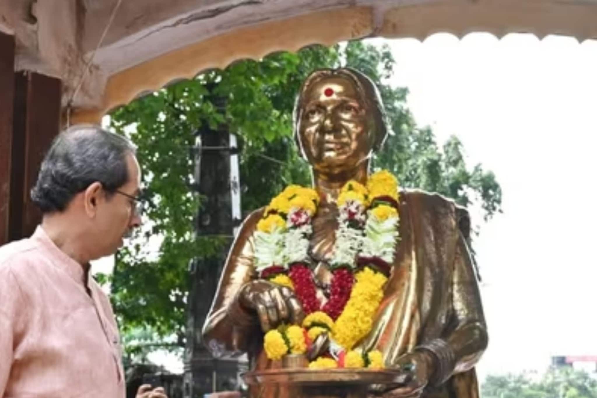 मीनाताईंच्या पुतळ्यावर ठाकरेंच्या कार्यकर्त्याच्या भावानेच रंग फेकला