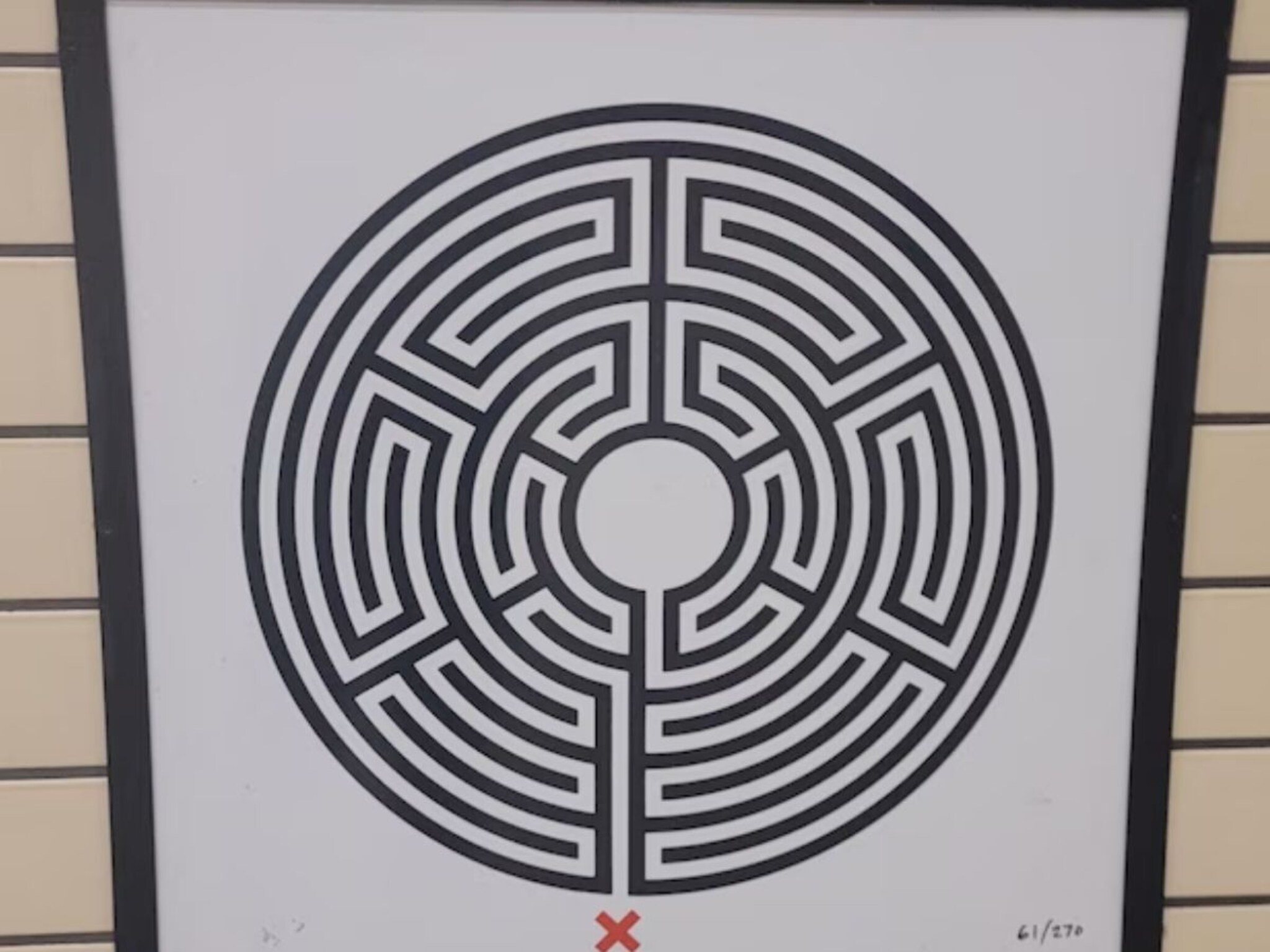 मेट्रो स्टेशनवर रहस्यमयी चिन्ह, व्यक्तीने शेअर केला फोटो, हे आहे काय?