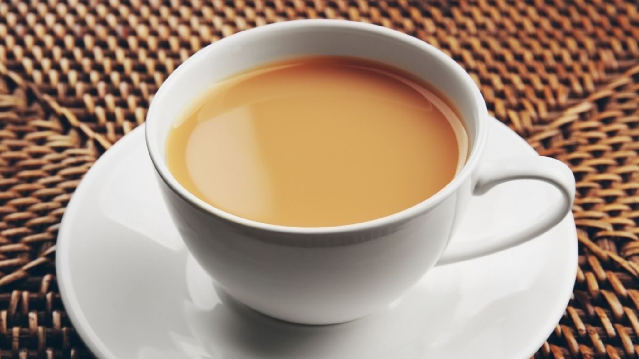 Milk Tea Recipe : दूध आधी घालायचं की पाणी उकळल्यावर? परफेक्ट दुधाचा चहा बनवण्याची पद्धत