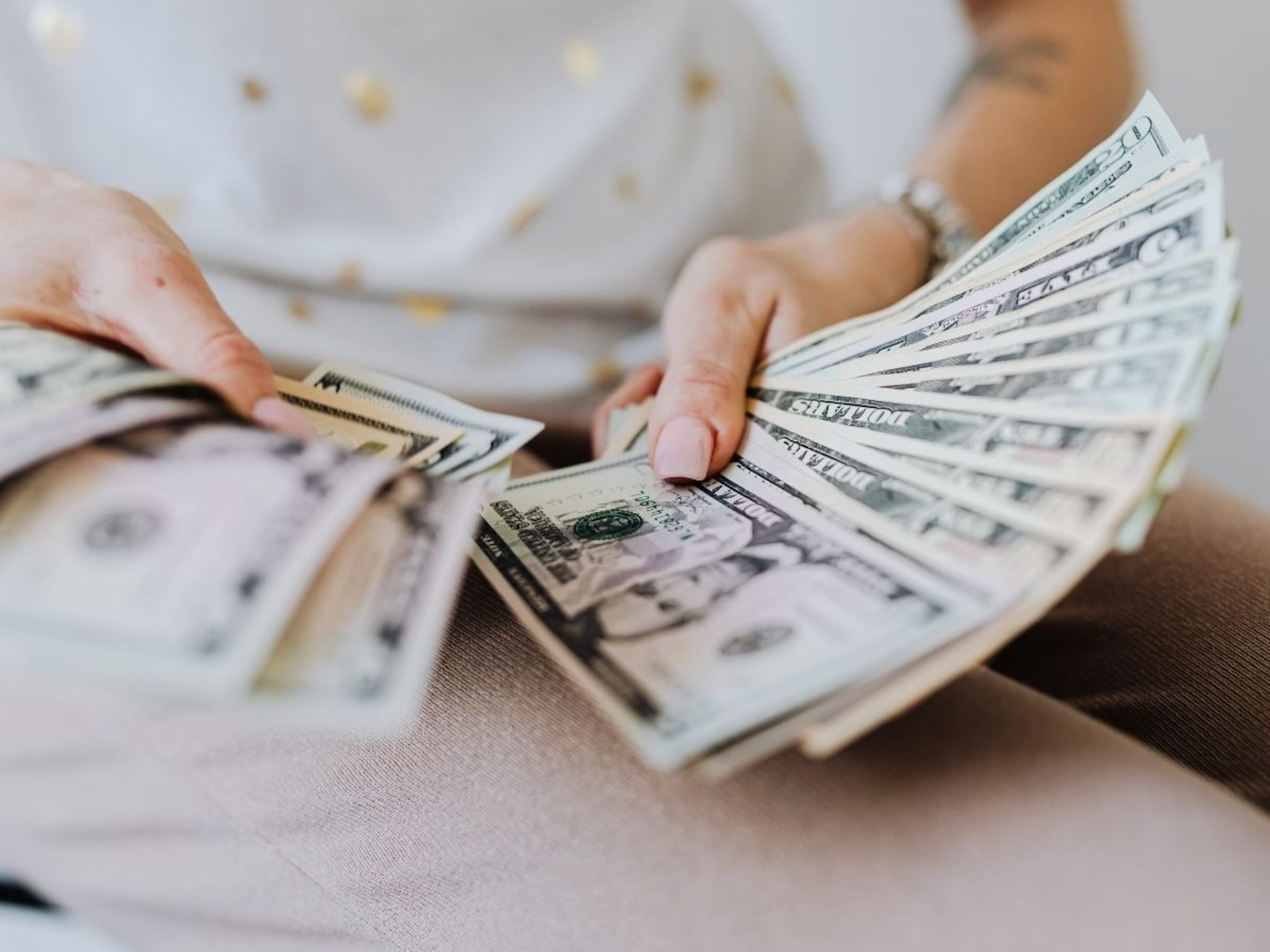 काय सांगता! फक्त 30 सेकंदाचं काम आणि महिला कमावते 70 लाख, करते काय?