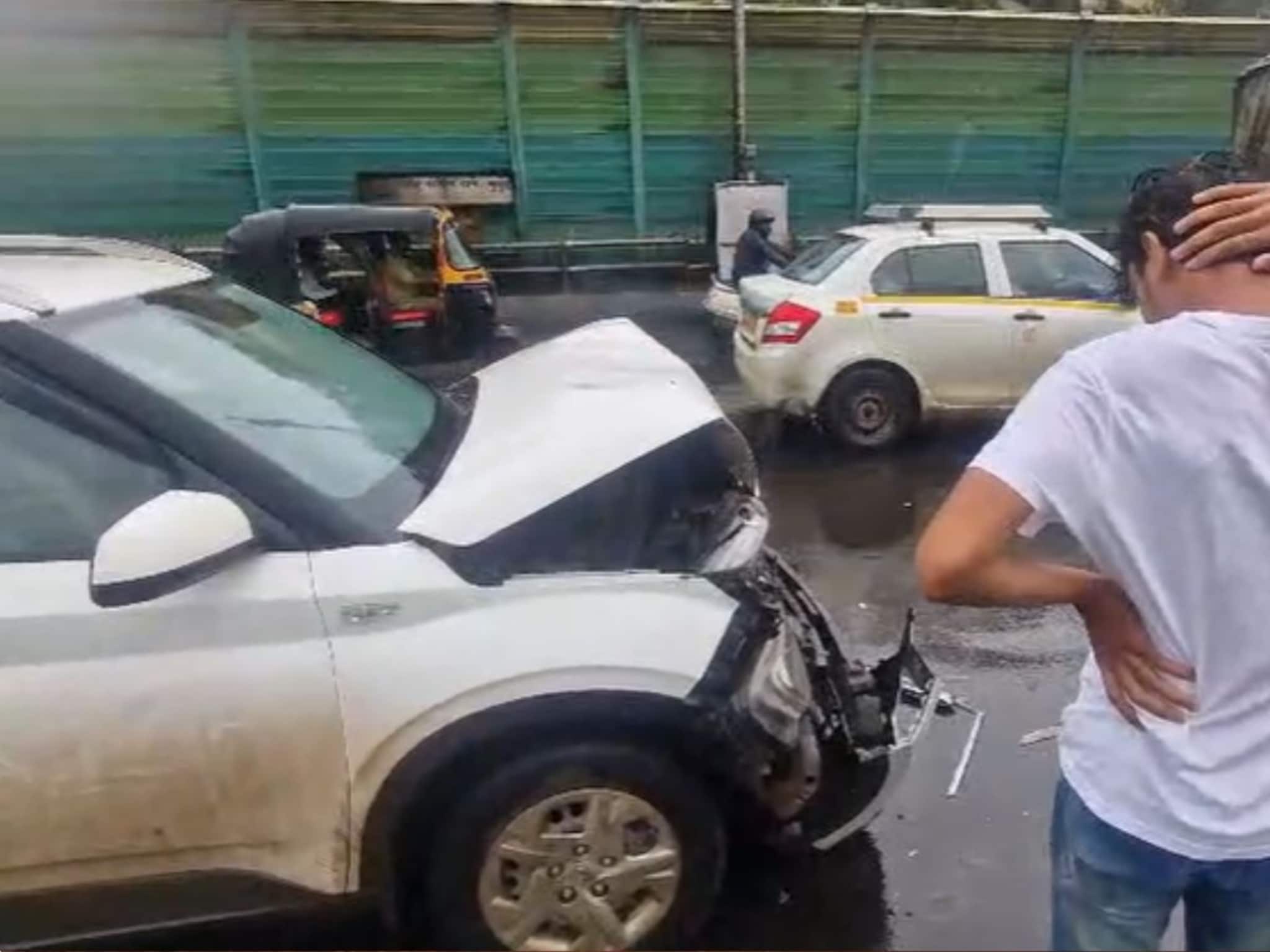 काचा फुटल्या, बोनेटचा चक्काचूर; मुलुंड टोलनाक्यावर एकामेकांना धडकल्या 5 गाड्या, घटनास्थळावरचे PHOTO