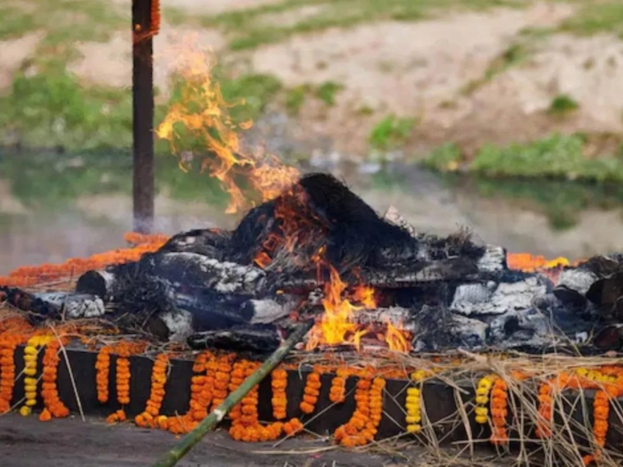 लेक सोडून गेला, आक्रोश झाला; अंत्यसंस्काराची तयारी सुरू आली अन् घडलं असं काही...