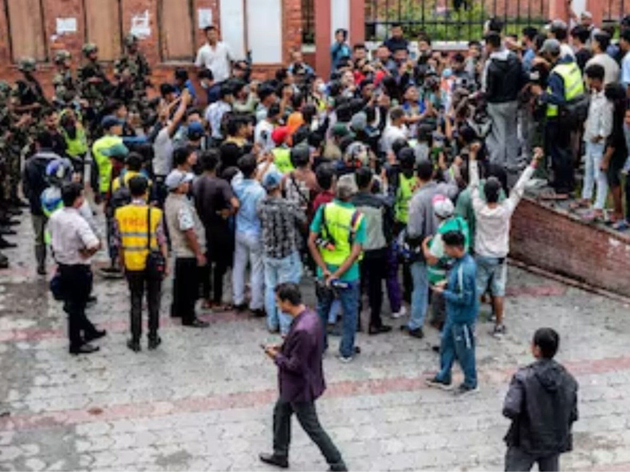 नेपाळमध्ये Gen Z आंदोलकांत फूट! लष्काराच्या मुख्यालयासमोर मोठा राडा, जोरदार हाणामारी; वातावरण तंग, लष्करही हवालदिल