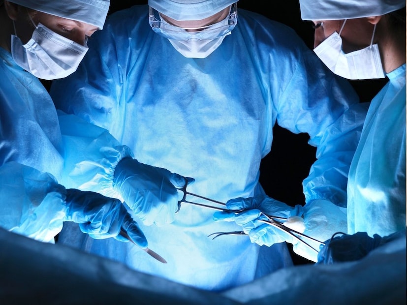 पण चाचण्यांमधून असं दिसून आलं की डेबीची किडनी ब्रुसियासाठी योग्य नव्हती. मग डॉक्टरांनी डेबीला तिची किडनी सेंट लुईस, मिसुरी येथील एका अनोळखी व्यक्तीला दान करायला सांगितली, ज्यामुळे ब्रुसिया अवयव दात्यांच्या यादीत वरच्या स्थानावर पोहोचली. 10 ऑगस्ट 2011 रोजी डेबीवर शस्त्रक्रिया झाली.