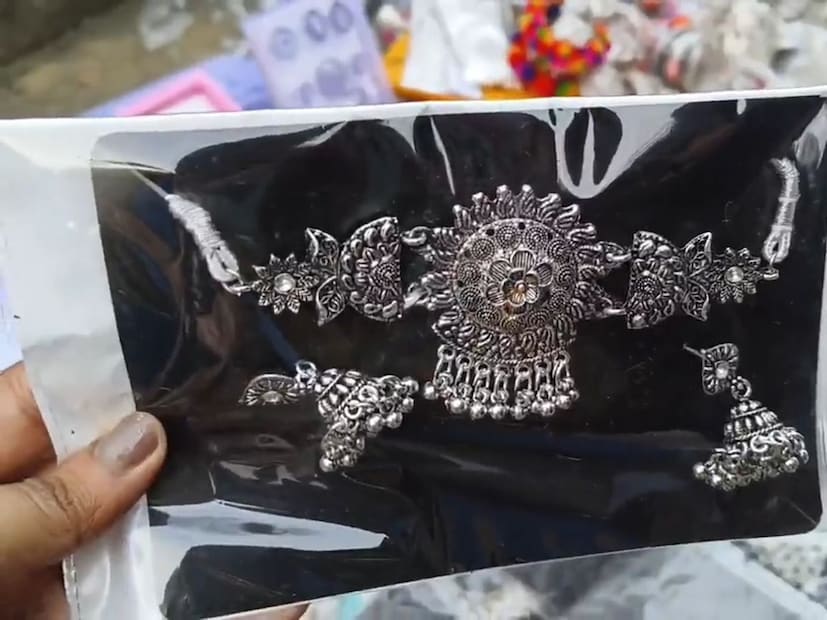  इथल्या ज्वेलरीची खासियत म्हणजे या वस्तू केवळ स्वस्त दरात मिळतात असे नाही, तर त्या नव्या ट्रेंडनुसार आणि नवरात्रीच्या थीमनुसार बनवल्या जातात. त्यामुळे मुली आणि तरुणी या दागिन्यांना जास्त पसंती देतात.