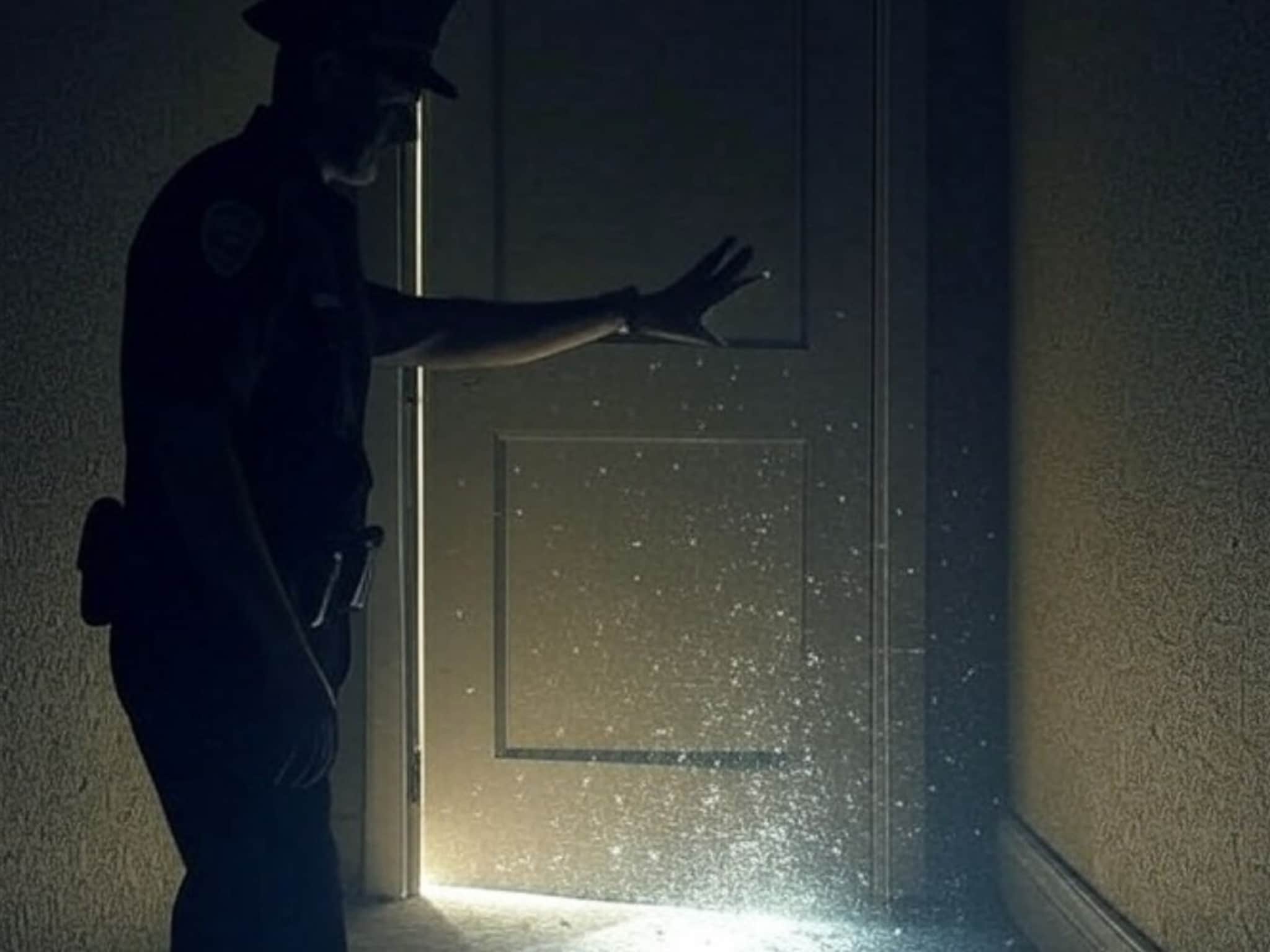 घरातून येत होता विचित्र आवाज, दरवाजा तोडताच समोर प्रकाश; नंतर दिसलं असं दृश्य, पोलीसही थक्क