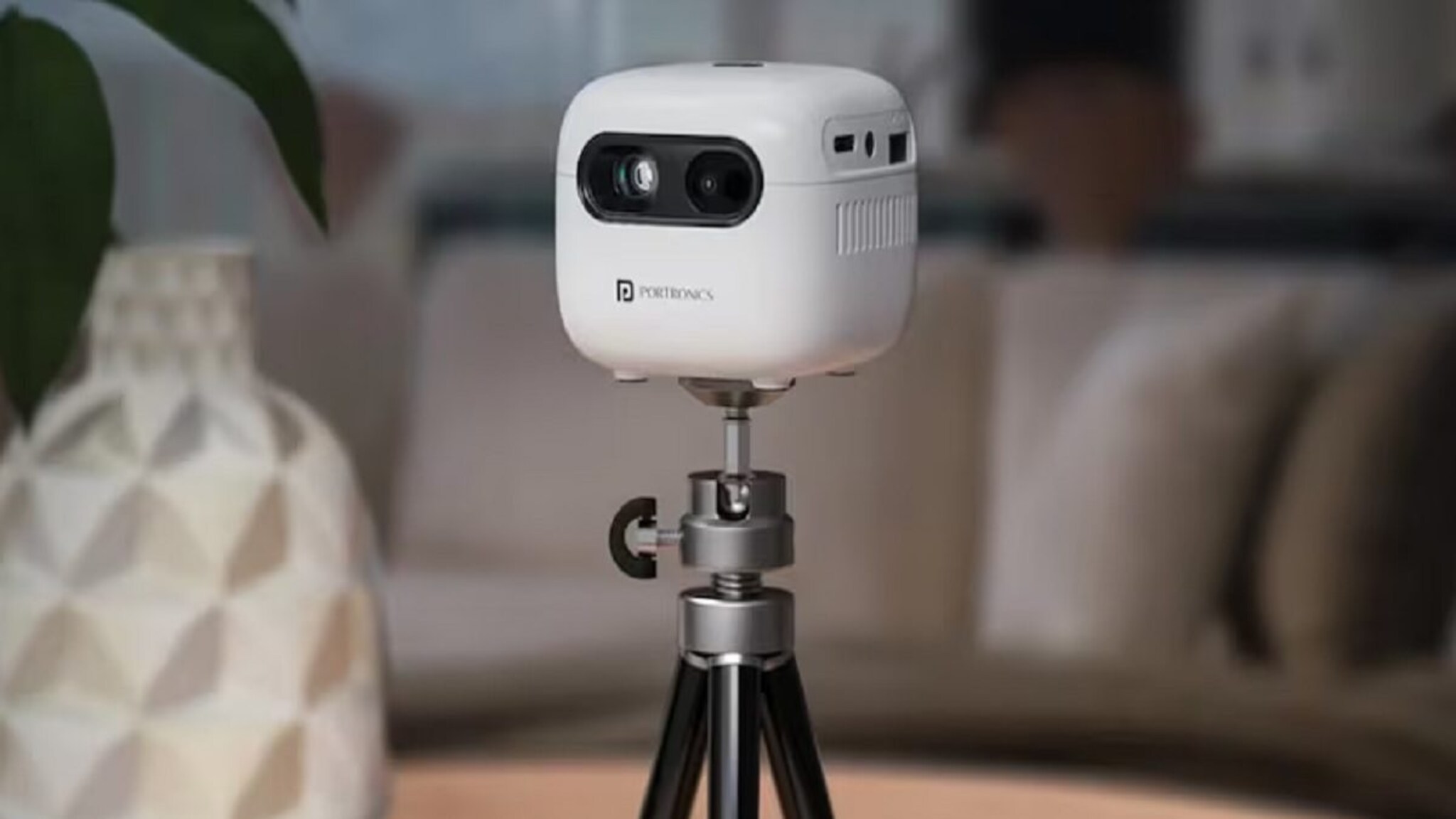 खिशात घेऊन फिरा TV! हे छोटंसं डिव्हाइस भिंतीवर देईल 100-इंच स्क्रीन, किंमत फक्त 