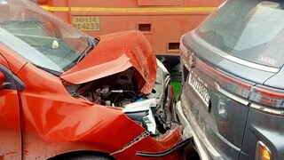 पुणे सातारा महामार्गावर खड्ड्यामुळे भीषण अपघात, तीन वाहने धडकली पुणे सातारा महामार्गावर खड्ड्यामुळे भीषण अपघात, तीन वाहने धडकली