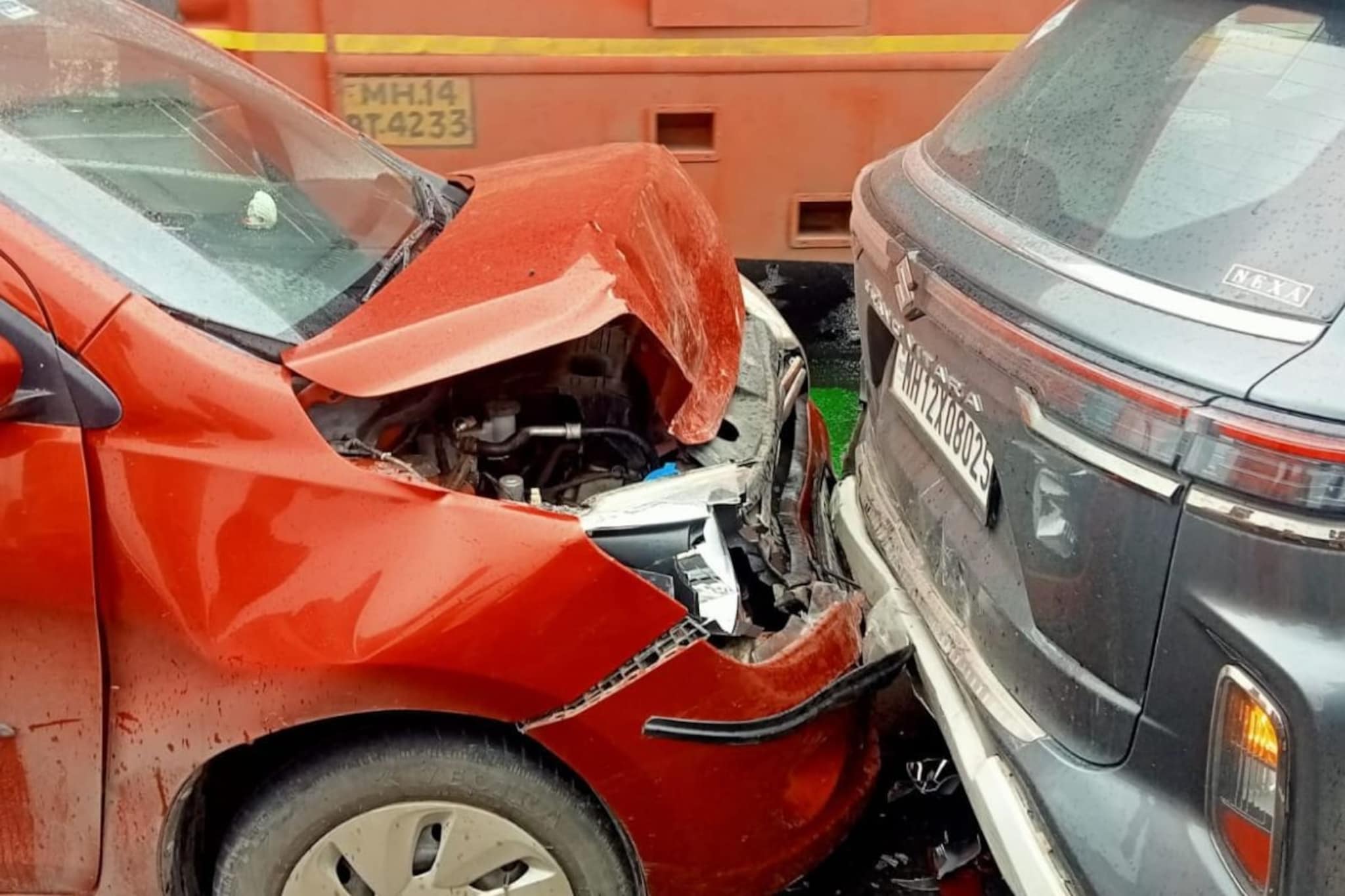 पुणे-सातारा महामार्गावर खड्ड्यामुळे भीषण अपघात, तीन वाहने धडकली