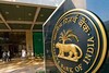 पश्चिम महाराष्ट्रातील बँकेवर RBIची कारवाई, व्यवहारावर निर्बंध, खातेदारांचे काय?
