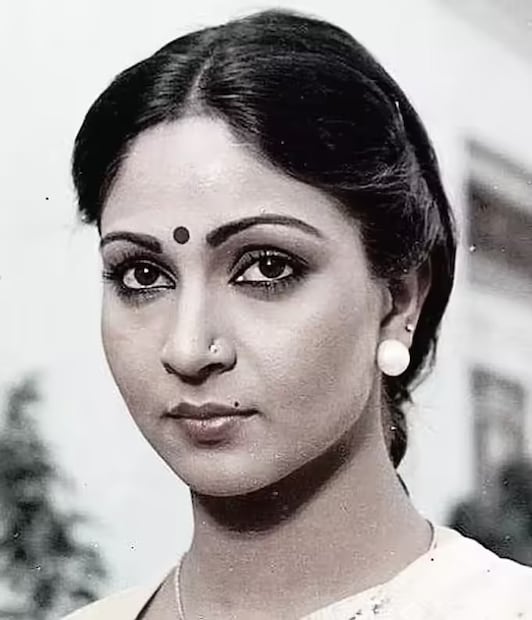 रती अग्निहोत्री यांच्यासाठी लग्नानंतरचं आयुष्य नरकाहून वाईट ठरलं. लग्नाच्या पहिल्या वर्षापासूनच पतीने त्यांना मारहाण आणि शारीरिक अत्याचार करायला सुरुवात केली. मुलगा तनुज जन्माला आल्यावर परिस्थिती सुधारेल, असं त्यांना वाटलं होतं, पण तसं झालं नाही. मारहाणीचं हे सत्र तब्बल ३० वर्षे रोजच सुरू राहिलं.
