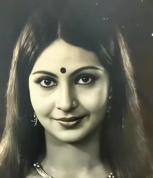 मुंबई: बॉलिवूडमध्ये आपल्या पहिल्याच चित्रपटाने स्टारडम मिळवणाऱ्या अभिनेत्रींच्या यादीत रती अग्निहोत्री यांचे नाव आजही आदराने घेतलं जातं. पण, पडद्यावर प्रेमळ आयुष्य जगणाऱ्या या अभिनेत्रीला खऱ्या आयुष्यात मात्र तब्बल ३० वर्षे एका भयानक छळाला सामोरं जावं लागलं.