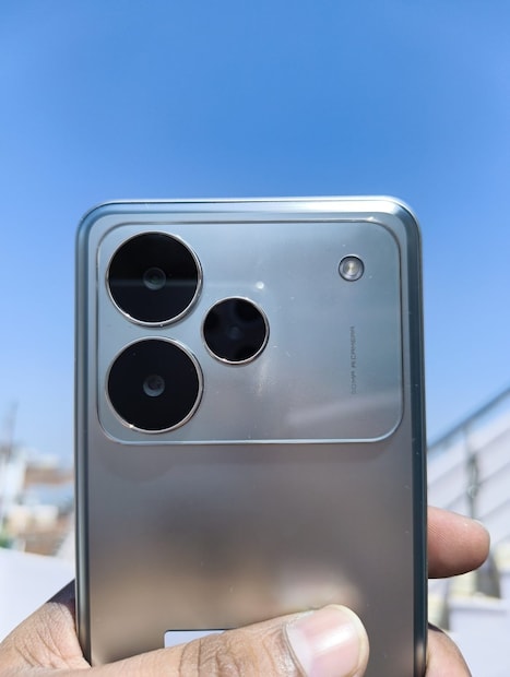 कॅमेऱ्याच्या बाबतीत 64MP + 8MP + 2MP असा ट्रिपल रियर कॅमेरा तर 16MP फ्रंट कॅमेरा दिला आहे. यामध्ये डे लाईट फोटो एकदम चांगले येतात शिवाय फिल्टर्स देखील देण्यात आले आहेत. या फोनला तगडा स्टोरेज पर्याय दिला आहे. 8GB RAM + 128GB आणि 12GB RAM + 256GB.