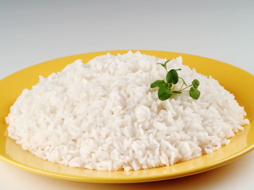 भात बहुतेक घरात शिल्लक राहतो. मग तो फ्रिजमध्ये ठेवला जाचो. ही एक सामान्य पद्धत आहे. पण भात हा असा पदार्थ आहे ज्यात खूप लवकर बुरशी वाढते.