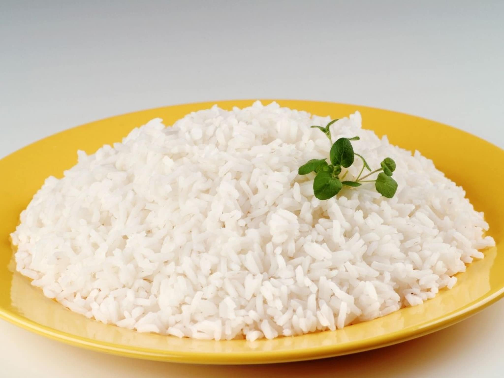 हात नाही, चमचा नाही, मग कसा खायचा भात? सोशल मीडियावर व्हायरल होतोय हा VIDEO