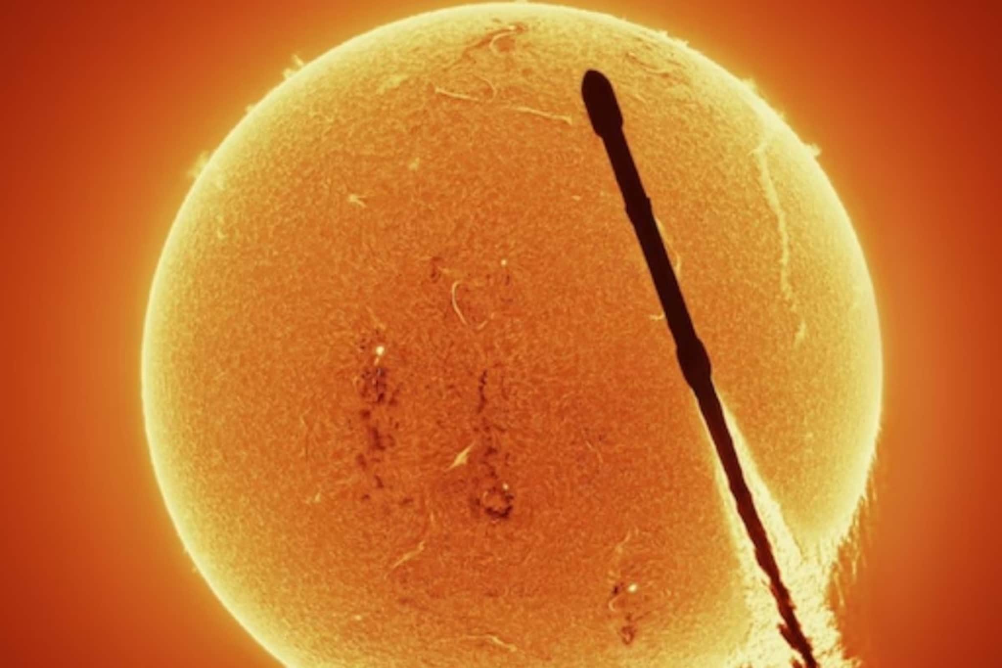 अद्भुत Video! सूर्याला चिरत गेला रॉकेट, पहिल्यांदाच कॅमेऱ्यात कैद झालं असं दृश्य