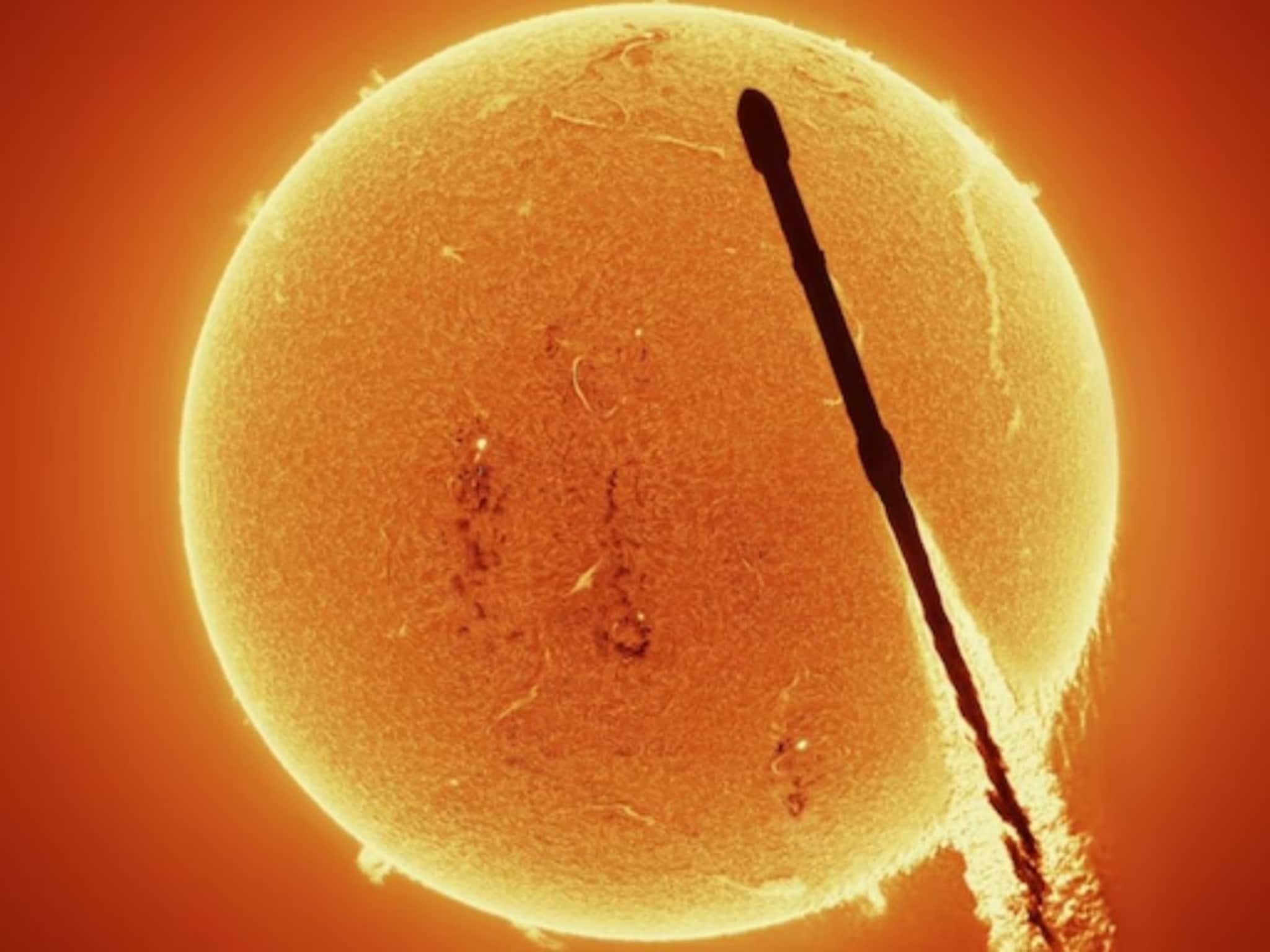 अद्भुत! धगधगत्या सूर्याला चिरत गेला रॉकेट, पहिल्यांदाच कॅमेऱ्यात कैद झालं असं दृश्य, Watch Video