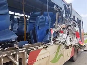 ट्रकने अर्धी बस कापली, सोलापूरमधला भयानक अपघात, घटनास्थळाचा पहिला PHOTO