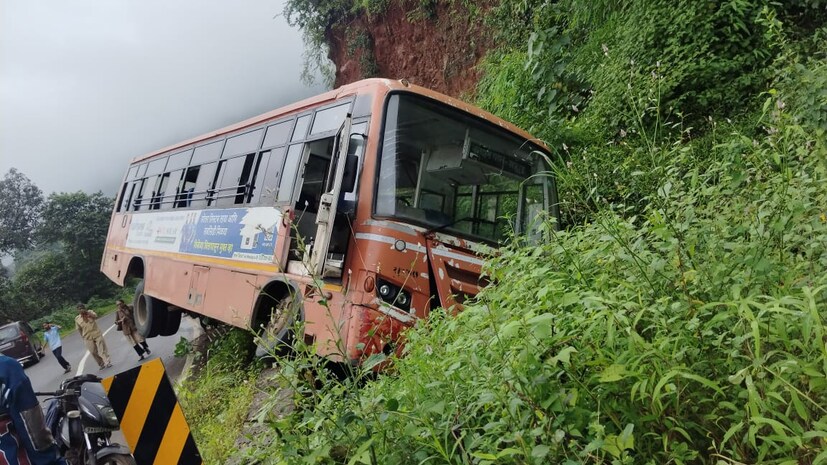 या अपघातात कोणतीही जीवित हानी नसली तरी एकूण 30 शाळकरी विद्यार्थी याबसमधून प्रवास करत होते मात्र दैव बलवत्तर हे सर्व विद्यार्थी आणि  प्रवाशी सुखरूप बचावले आहेत.