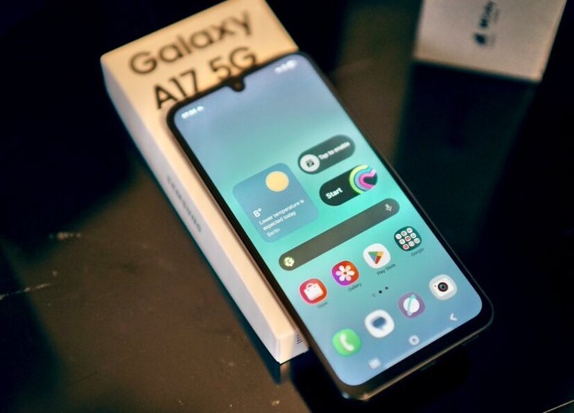 Samsung Galaxy A17 5G- विश्वसनीय ब्रँड आणि बॅलन्स्ड परफॉर्मन्स शोधत असाल तर हा उत्तम पर्याय आहे. यात 6.6 इंचाची Super AMOLED स्क्रीन आहे जी 120Hz रिफ्रेश रेटला सपोर्ट करते. 5000mAh बॅटरी आणि 25W फास्ट चार्जिंगसह येतो. Exynos 1330 प्रोसेसरमुळे फोन अधिक वेगवान चालतो आणि Android 15 आधारित One UI वर कार्यरत आहे.