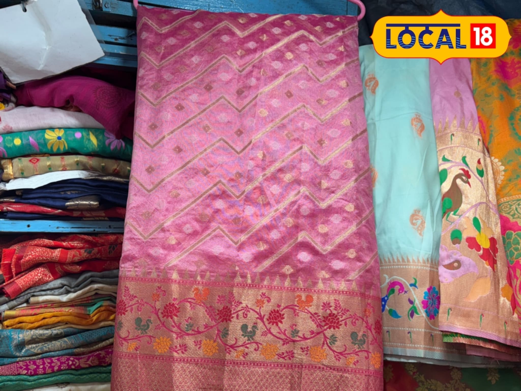 Navratri 2025: नवरात्रीसाठी नऊ रंगाच्या साड्या पाहिजेत? चर्नी रोडवर फक्त 350 रुपयांमध्ये आकर्षक पर्याय उपलब्ध