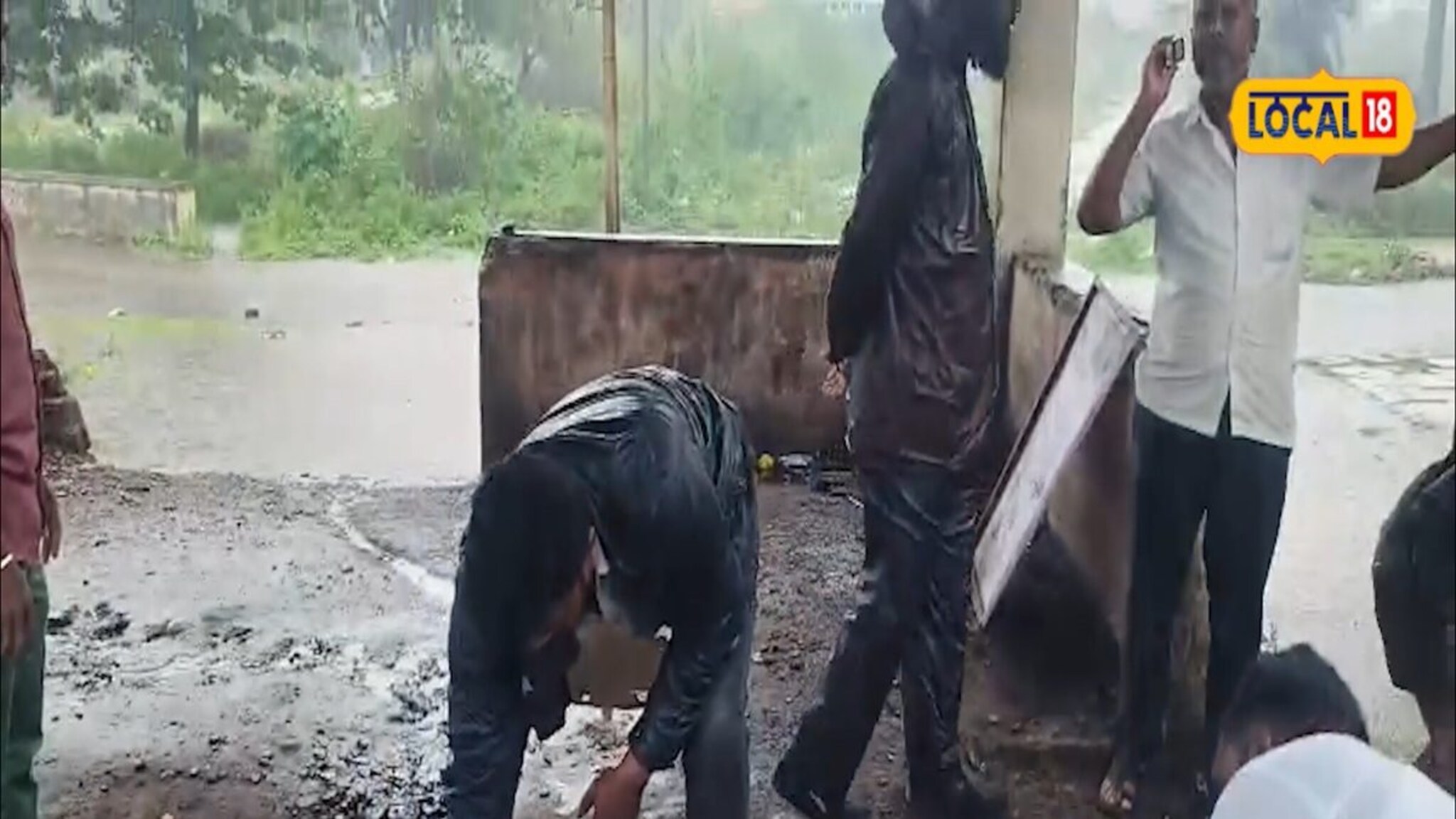 मृत्यू झालेल्या बहिणीवर अंत्यसंस्कार करण्यासाठी नव्हते पैसे; मुस्लिम तरुणाने केली मदत व अंत्यसंस्कार 