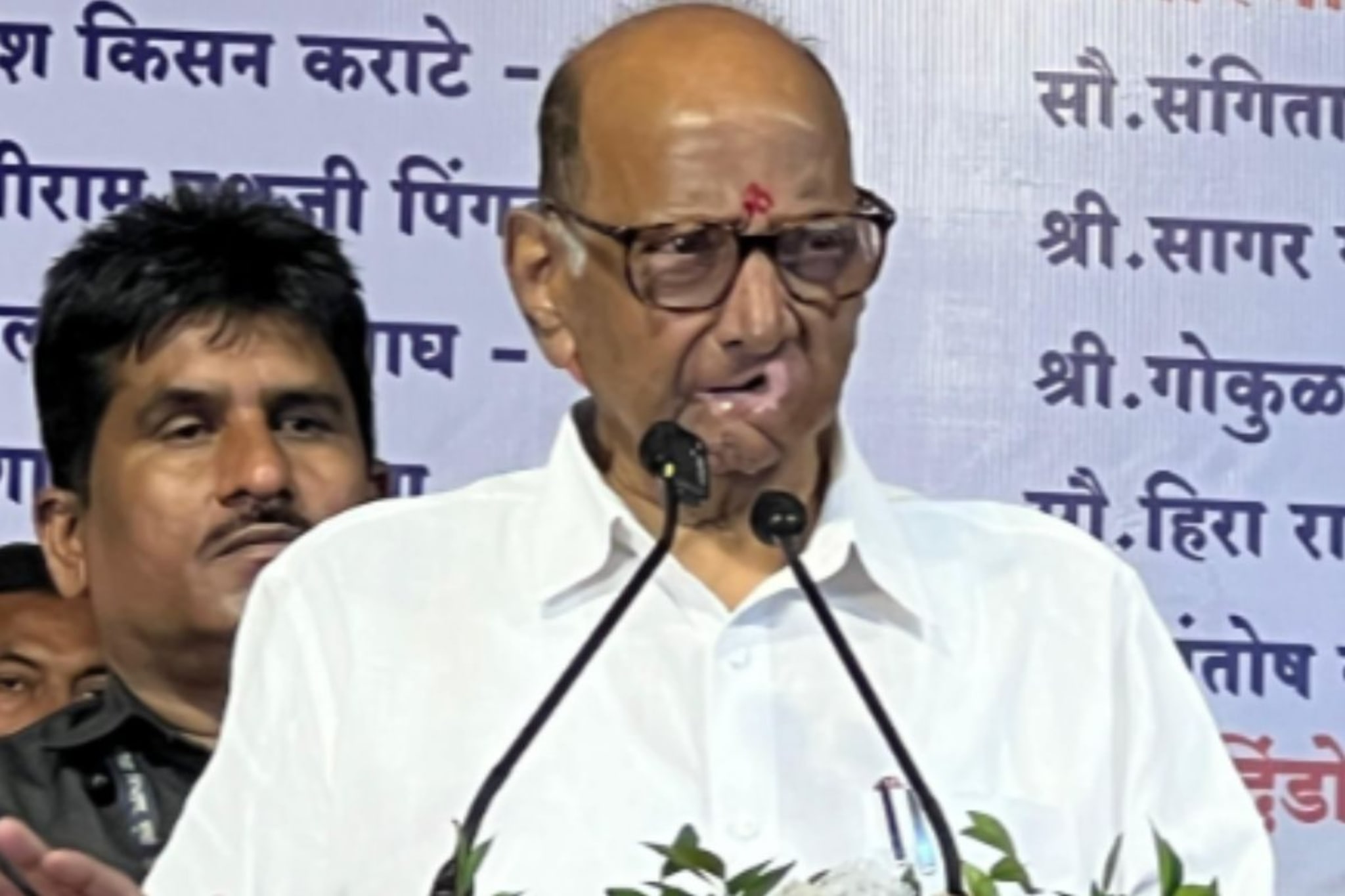 शरद पवारांचं स्थानिक नेत्यांना सरप्राइज, आगामी निवडणुकीसाठी दिलं मोकळं रान