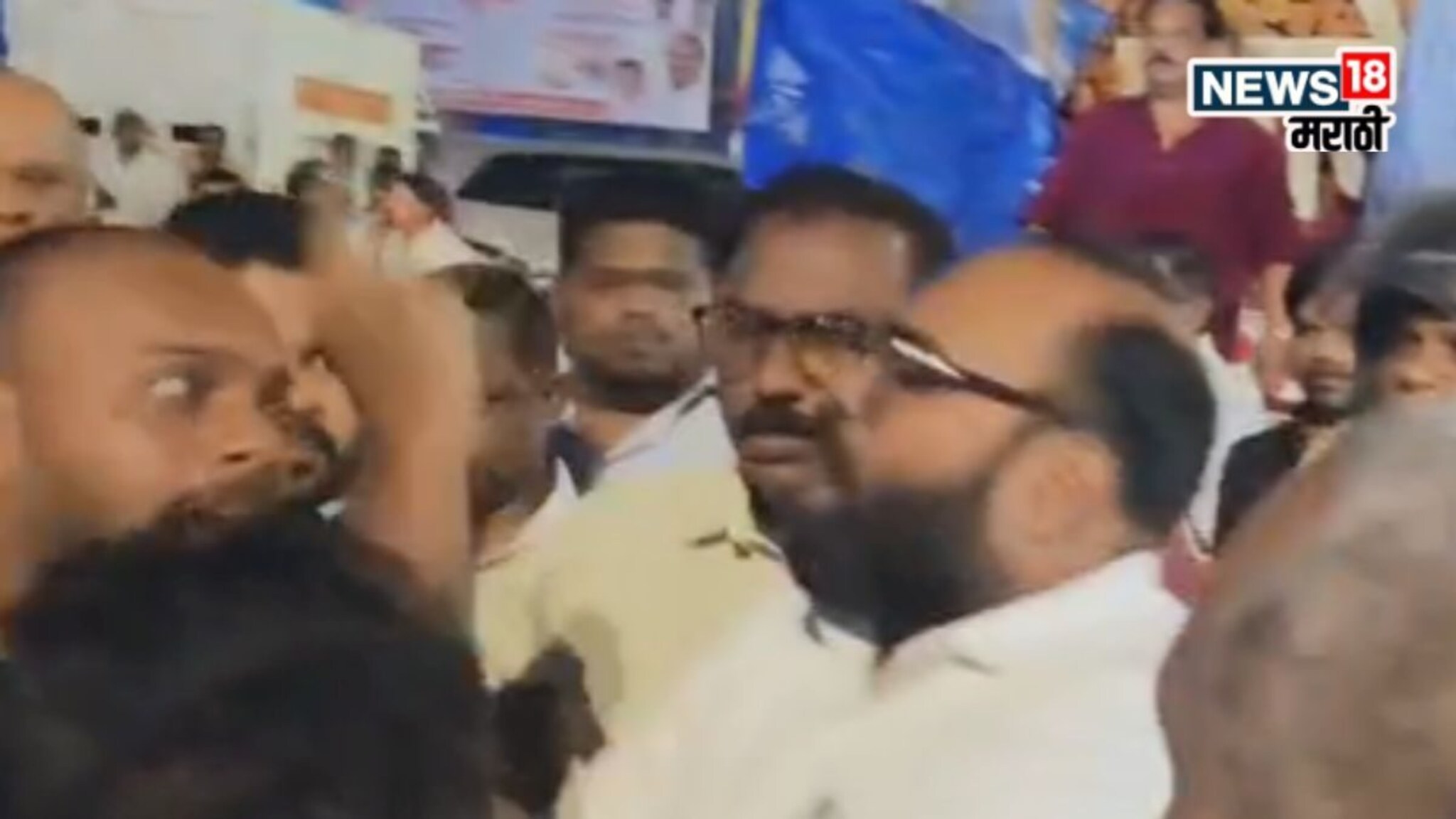 Shiv Sena Clash : BMC निवडणुकीआधीच वातावरण तापलं, प्रभादेवीत ठाकरे-शिंदे गटात राडा