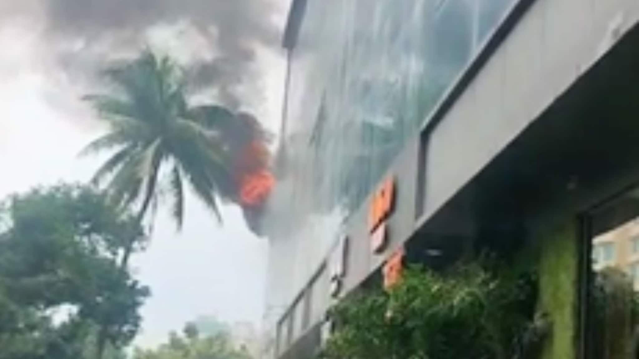 ठाण्यातील आयटी पार्कमध्ये भीषण आग, काहीजण अडकल्याची भीती, पाहा PHOTO