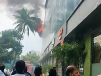 ठाण्यातील आयटी पार्कमध्ये भीषण आग, काहीजण अडकल्याची भीती, पाहा PHOTO