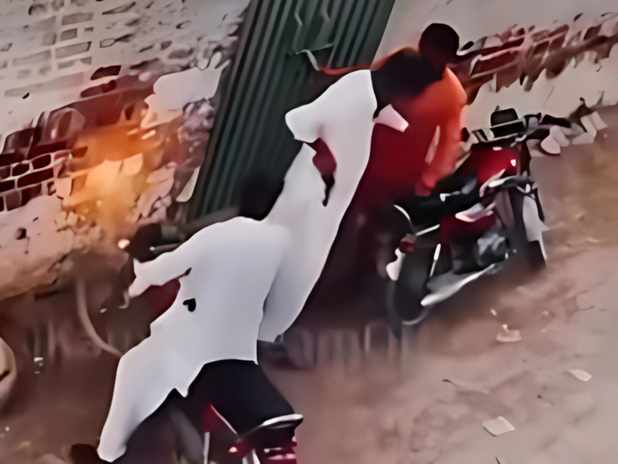 बंदुकीच्या धाकावर लुटलं, तरी लोक करत आहेत या चोरांचं कौतुक, का? Watch Video