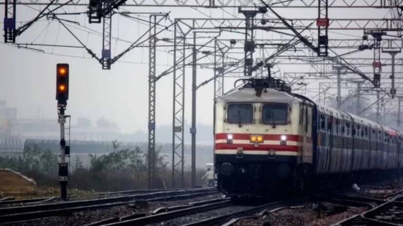 हा नवा नियम विशेषतः सामान्य आरक्षणाचे तिकीट बुक करणाऱ्या प्रवाशांसाठी अत्यंत महत्त्वाचा आहे. रेल्वेच्या नवीन नियमानुसार, सामान्य आरक्षणासाठी आता आधार कार्ड व्हेरिफिकेशन असणं आवश्यक आहे. तिकीट बुकिंग सुरू झाल्यानंतरचे पहिल्या 15 मिनिटांत त्याच लोकांना बुकिंग करता येणार आहे. 