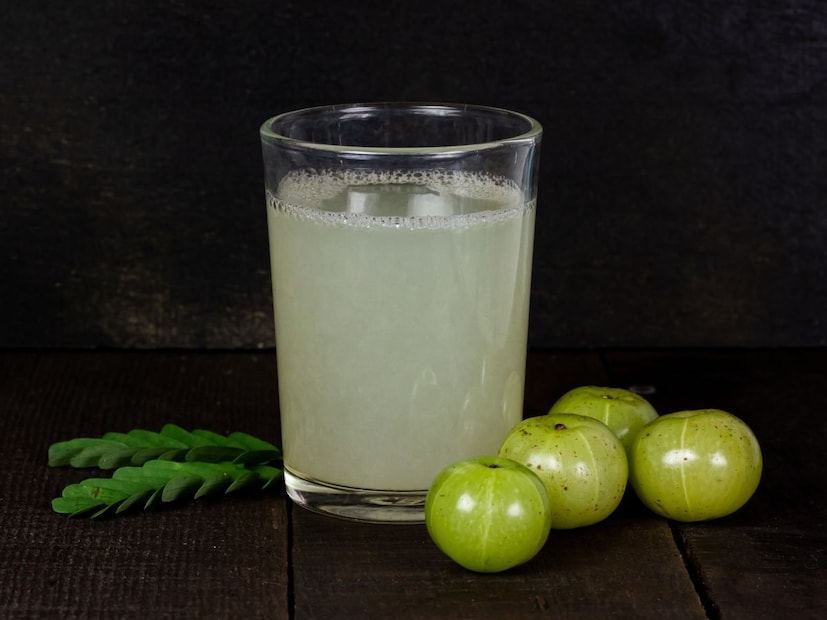 आवळ्याचा रस : ताजा आवळ्याचा रस टाळूवर लावा. 30 मिनिटांनी सौम्य शॅम्पू आणि कंडिशनरने केस धुवा. आवळ्याचा रसही तुमच्या केसांसाठी खूप फायदेशीर असतो. 