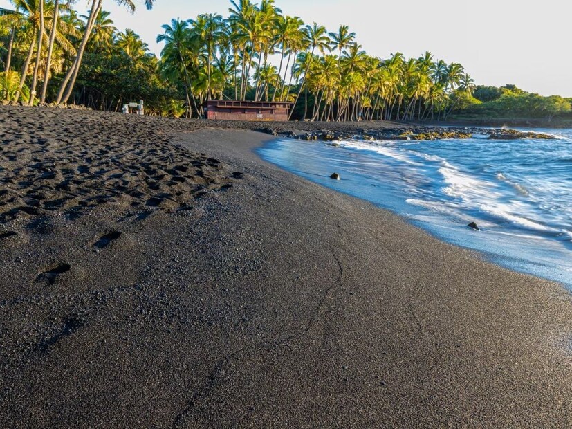 पुनालू ब्लॅक सँड बीच (Punalu’u Black Sand Beach) - हवाई, अमेरिका : या समुद्रकिनाऱ्यावरील वाळू काळ्या रंगाची आहे. ही वाळू ज्वालामुखीच्या लाव्हारसापासून तयार झालेल्या बेसाल्ट खडकांमुळे बनली आहे. येथे हिरव्या रंगाचे समुद्री कासव अनेकदा किनाऱ्यावर दिसतात.