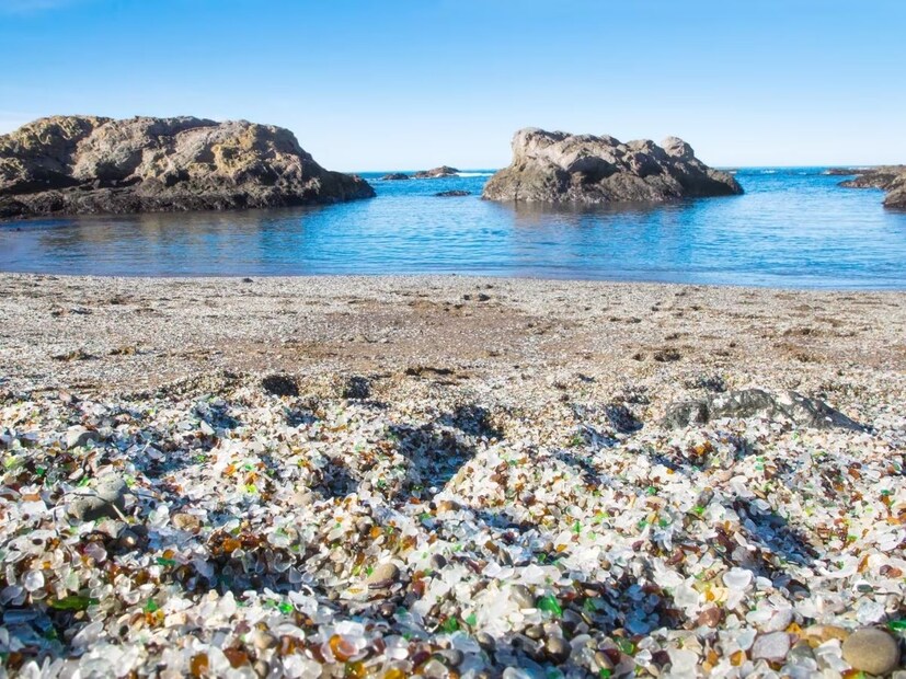 ग्लास बीच (Glass Beach) - फोर्ट ब्रॅग, कॅलिफोर्निया, अमेरिका : पूर्वी हे ठिकाण काच आणि सिरॅमिक्स टाकण्यासाठी वापरले जात होते. कालांतराने समुद्राने त्या काचेच्या तुकड्यांना गुळगुळीत आणि रंगीत गोट्यांमध्ये बदलले, ज्या आता किनाऱ्यावर पसरलेल्या आहेत.