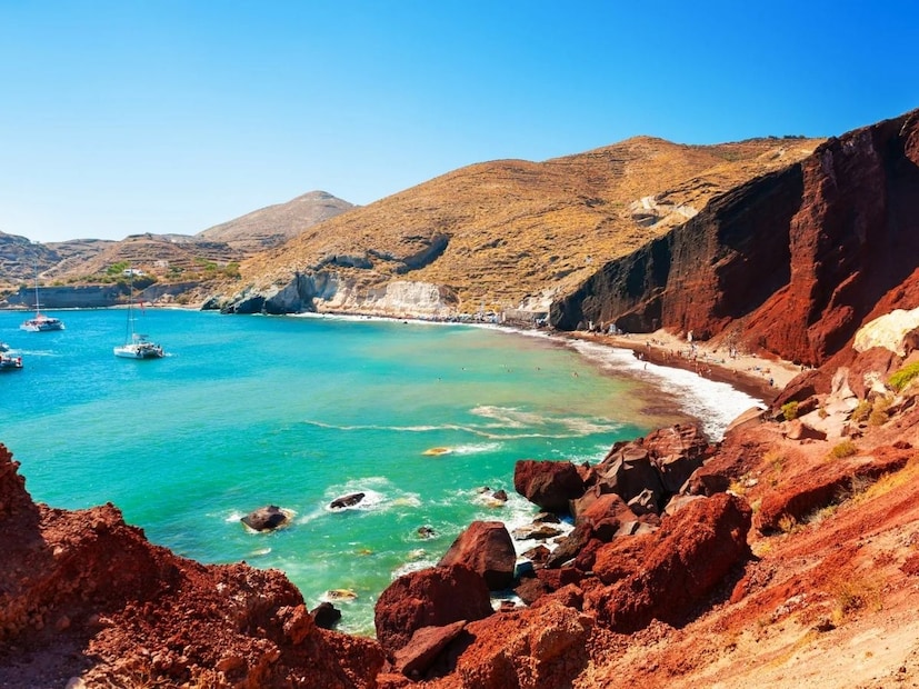 रेड बीच (Red Beach) - सँटोरिनी, ग्रीस : लाल ज्वालामुखीच्या खडकांमुळे या किनाऱ्याची वाळू गडद लाल-काळ्या रंगाची आहे. भूमध्य समुद्राच्या निळ्या पाण्यासोबत या लाल रंगाचा कॉन्ट्रास्ट खूप सुंदर दिसतो.