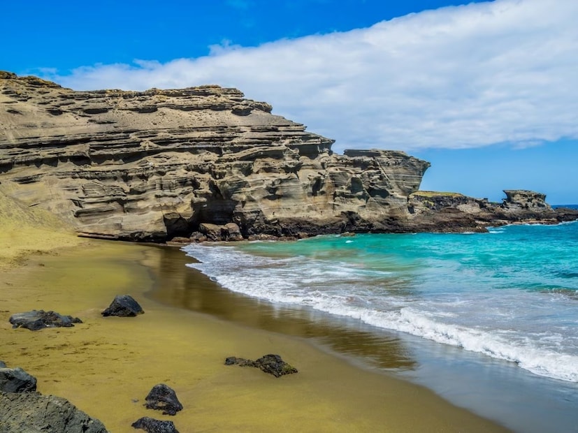 पापाकोलिया ग्रीन सँड बीच (Papakōlea Green Sand Beach) - हवाई, अमेरिका : जगातील फक्त चार हिरव्या वाळूच्या किनाऱ्यांपैकी हा एक आहे. किनाऱ्याला हिरवा रंग जवळच्या सिंडर कोन मधील 'ऑलिव्हिन' या खनिजामुळे मिळतो.