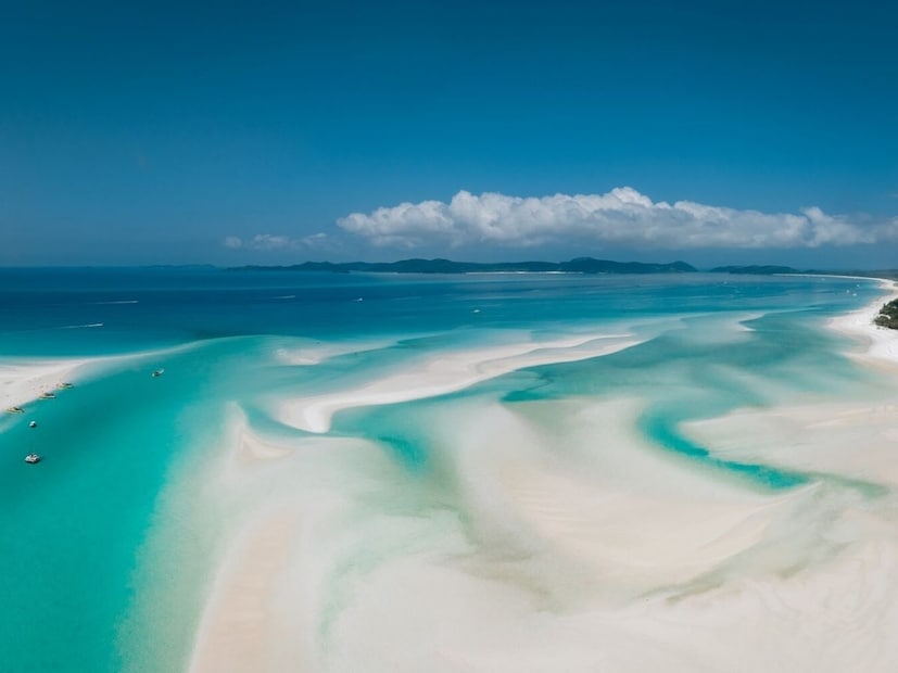 व्हाईटहेवन बीच (Whitehaven Beach) - व्हिट्संडे आयलंड, ऑस्ट्रेलिया : हा किनारा ९८-९९% शुद्ध सिलिका वाळूमुळे ओळखला जातो. ही वाळू उष्णता शोषून घेत नाही, त्यामुळे कडक उन्हातही ती थंड राहते.
