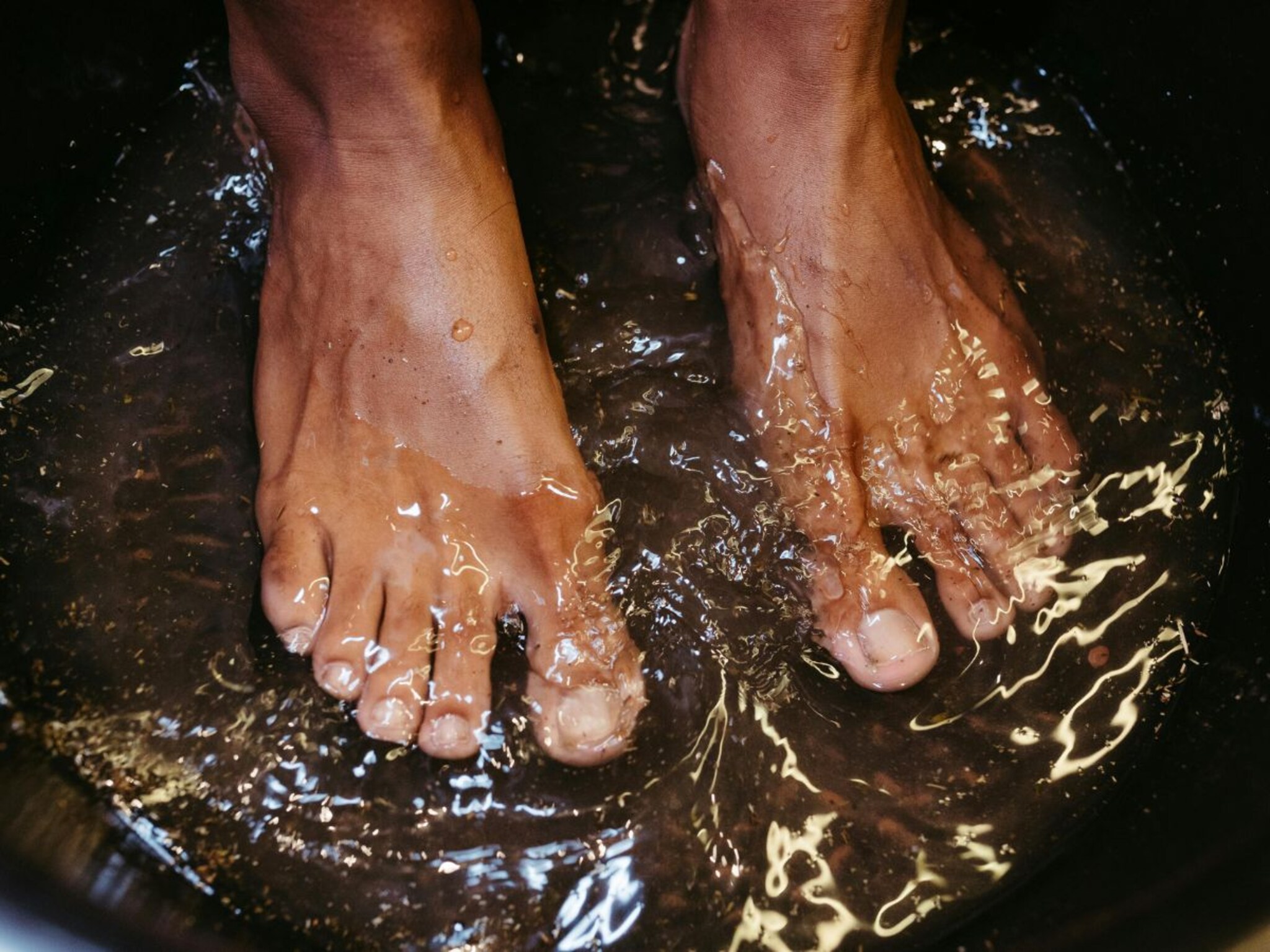 Feet Care : कोमट पाण्याची किमया, स्नायूंना मिळेल आराम, झोपेची समस्या होईल दूर