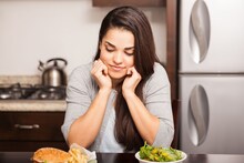 How To Handle Cravings : डाएटदरम्यान जंक फूड खाण्याचे क्रेव्हिंगही होतेय? 'या' टिप्स करतील तुमची मदत