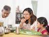 Health Tips : चमचा नको, हातानं जेवा, जुन्या सवयींचं महत्त्व नव्यानं समजून घ्या