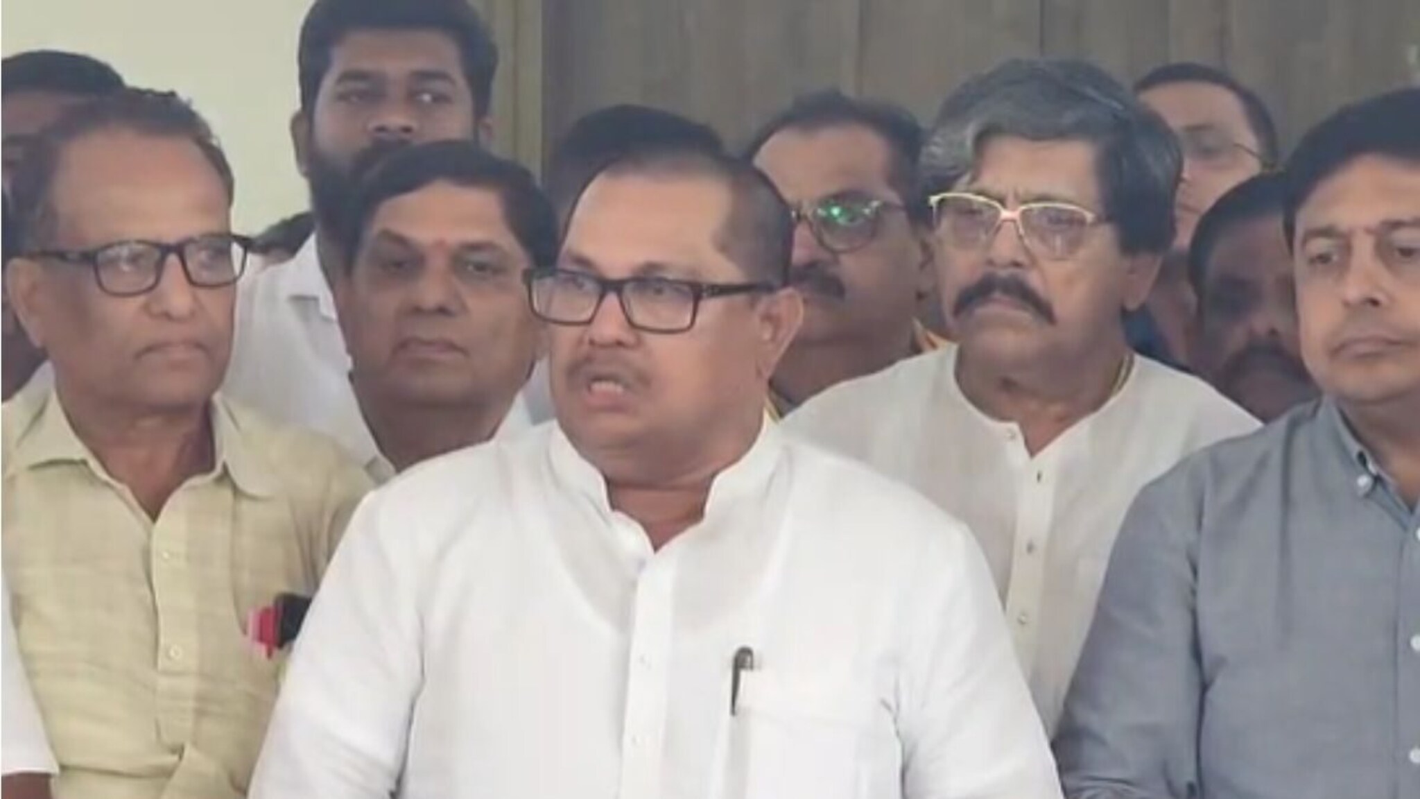 मराठ्यांसाठी जीआर, ओबीसींमध्ये खदखद, वडेट्टीवार आक्रमक, बैठकीत प्लॅन ठरला