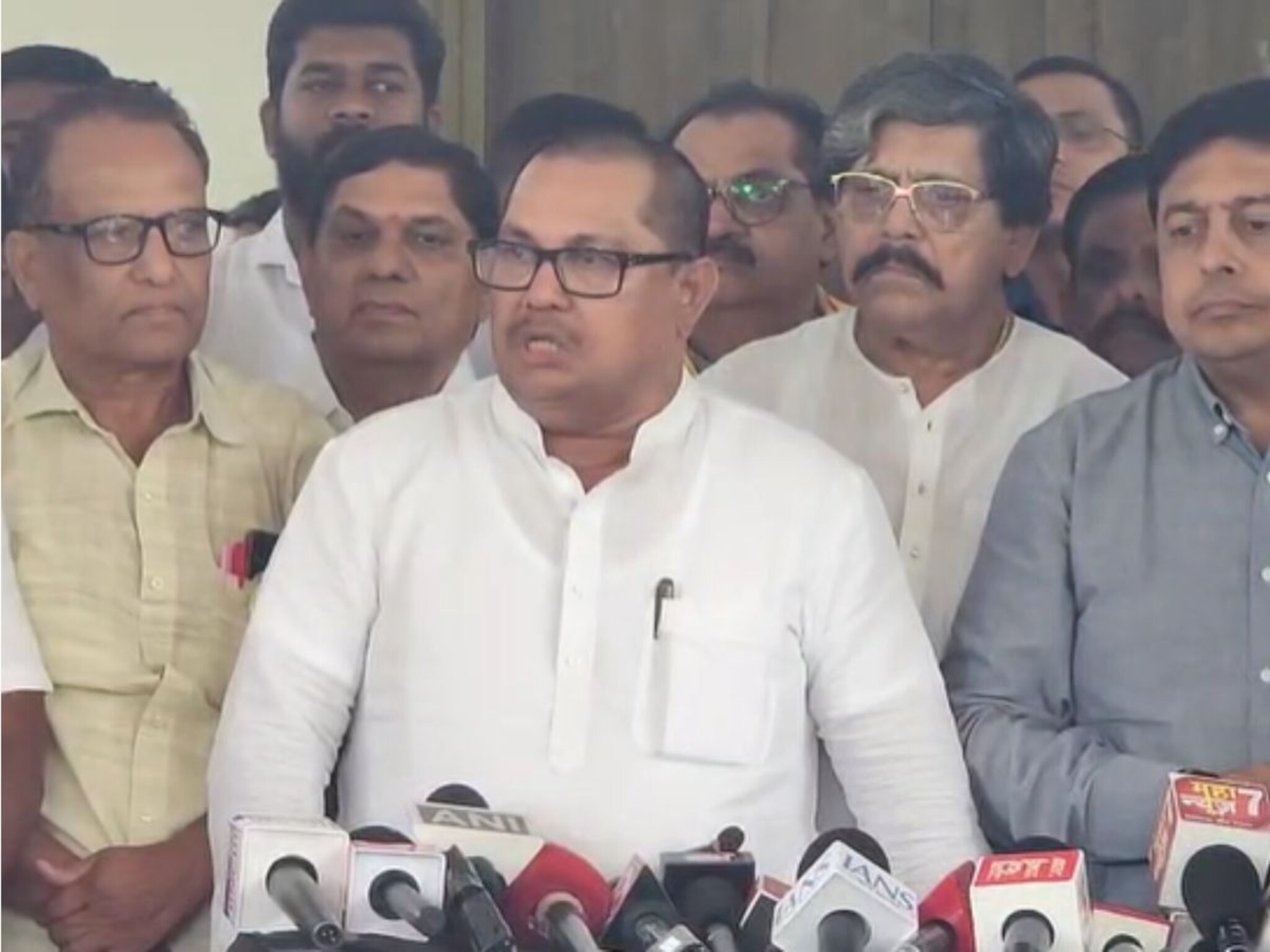 मराठ्यांसाठी जीआर, ओबीसींमध्ये खदखद, वडेट्टीवार आक्रमक, बैठकीत प्लॅन ठरला