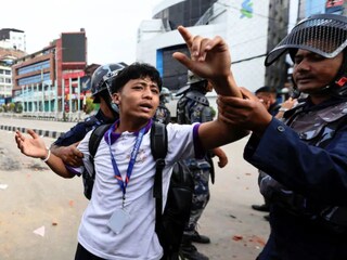 'Gen Z' च्या आंदोलनाचा दणका, सोशल मीडियावरील बंदी मागे, राड्यानंतर नेपाळ सरकार झुकलं 'Gen Z' च्या आंदोलनाचा दणका, सोशल मीडियावरील बंदी मागे, राड्यानंतर नेपाळ सरकार झुकलं